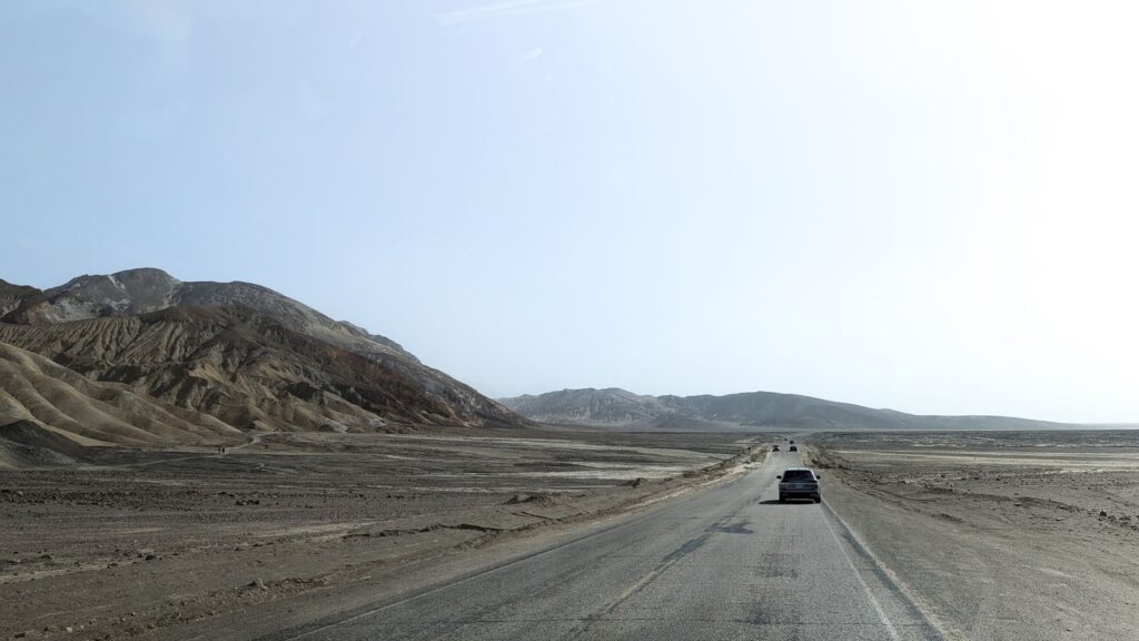 An illustration of a Nevada landscape with typical driving conditions highlighting opportunities for car insurance discounts Nevada