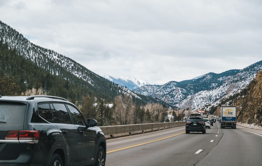 An image of a snowy Nevada winter scene with cars navigating through snow — Nevada weather car insurance rates