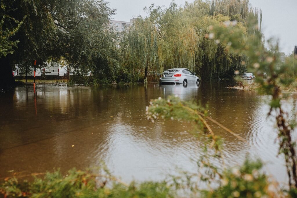 A photo of a car in a flooded area in Nevada, highlighting flood risks. — Nevada weather car insurance
