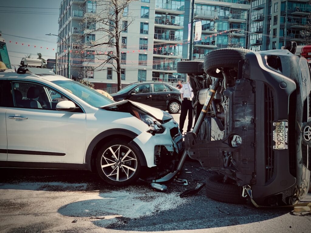 An illustration of a car accident scenario showing when liability insurance is applicable. — comprehensive vs liability …