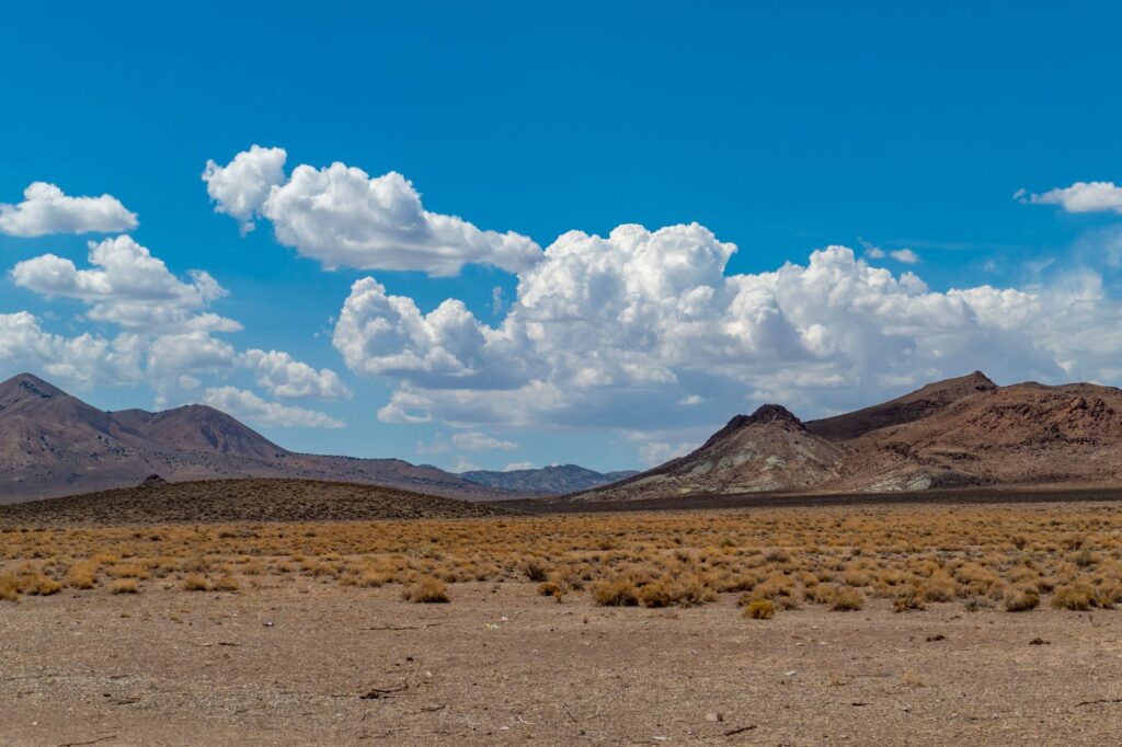 An image showing desert landscapes typical of Nevada's geography — Nevada geography car insurance rates