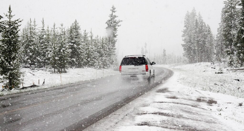 Photo of a car driving in snowy conditions in Nevada. — Nevada weather car insurance