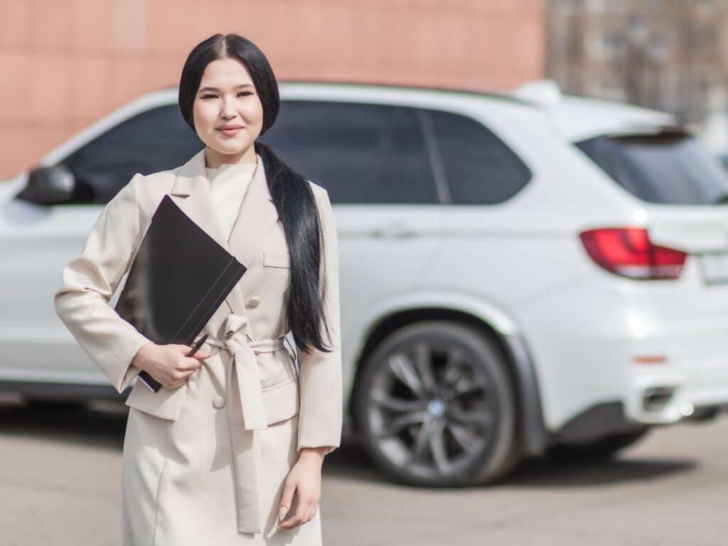 A friendly agent assisting a customer with car insurance questions. — best car insurance providers Nevada