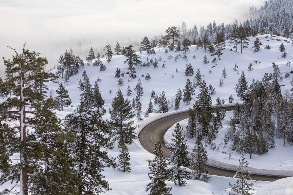 A photo of a car in a snow-covered road in a mountainous area of Nevada. — Nevada weather car insurance
