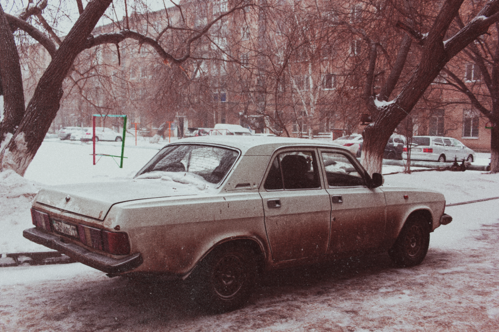 Photo of a car in a snow-covered Nevada landscape — Nevada climate car insurance