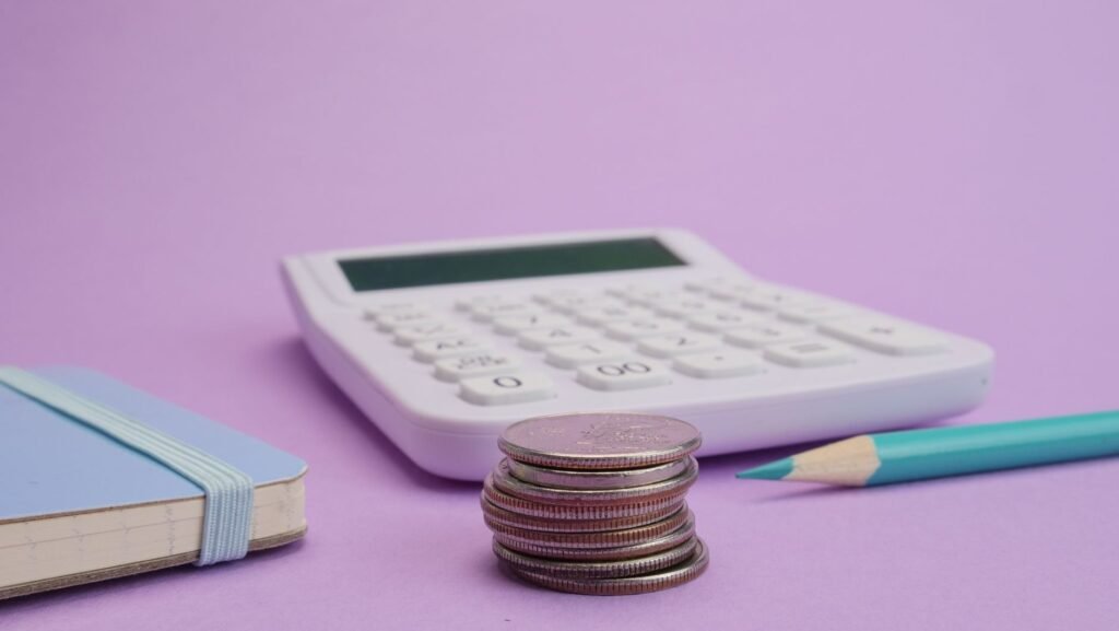 An image of a car and a calculator to symbolize cost-saving tips. — lower car insurance premium Nevada